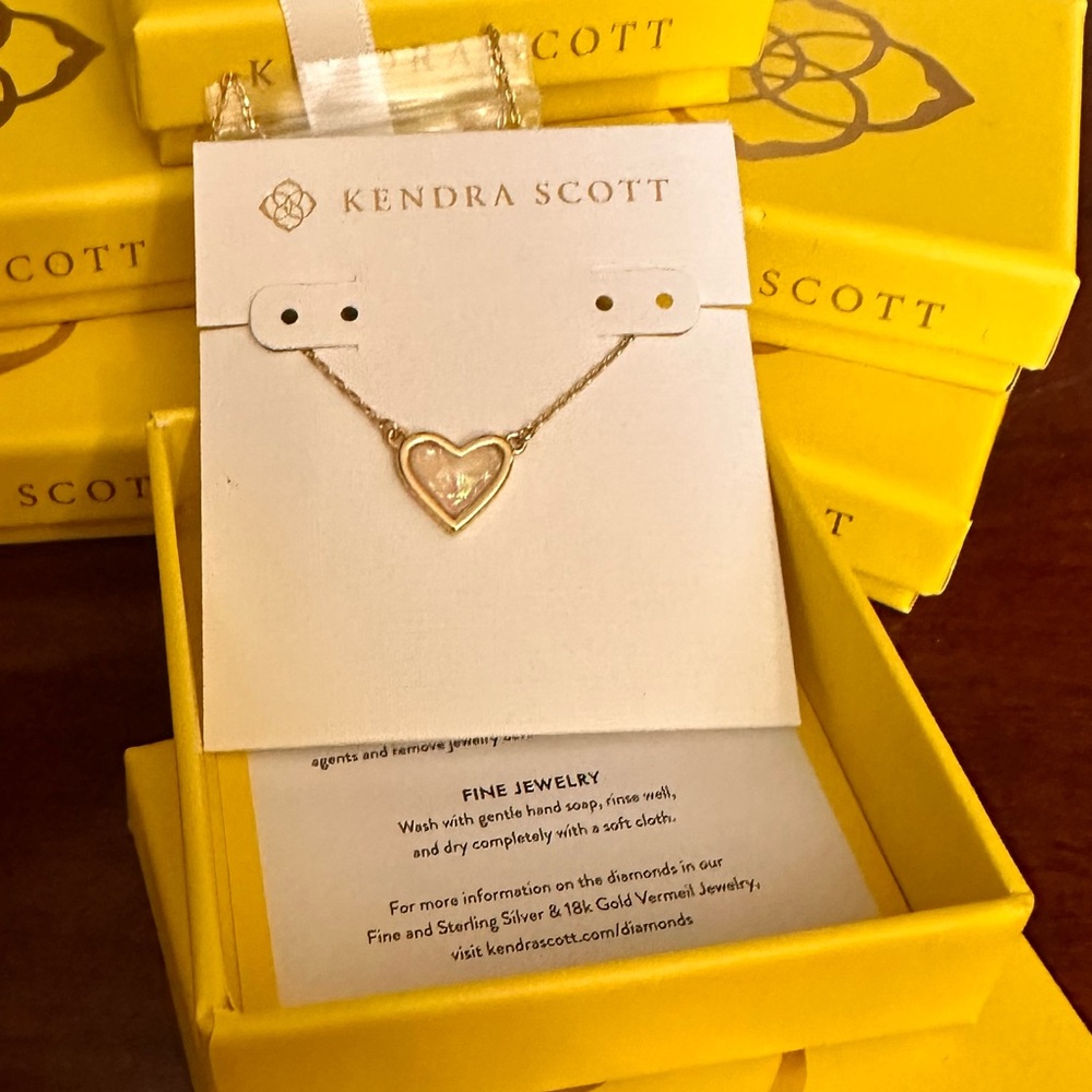Kendra Scott Framed Ari Heart Gold Short Pendant Necklace in White NEW - Picture 7 of 7
